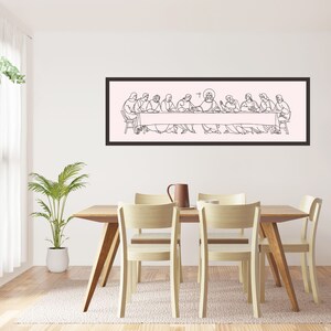 Puede incluir: Un dibujo en blanco y negro de la Última Cena, enmarcado en un marco negro, colgado en una pared blanca sobre una mesa de comedor de madera con seis sillas.