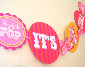 Striscione fai-da-te per baby shower "È una bambina" nei colori rosa acceso, corallo, arancione, giallo e rosa chiaro, con download immediato.