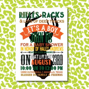 Pu&ograve; includere: Un invito per un baby shower con una silhouette di cervo e il testo "RIFLES RACKS & LOTS OF DEER TRACKS. IT'S A BOY. JOIN US." L'invito &egrave; per Haley Andrews, sabato 23 agosto, dalle 10:00 alle 12:00.