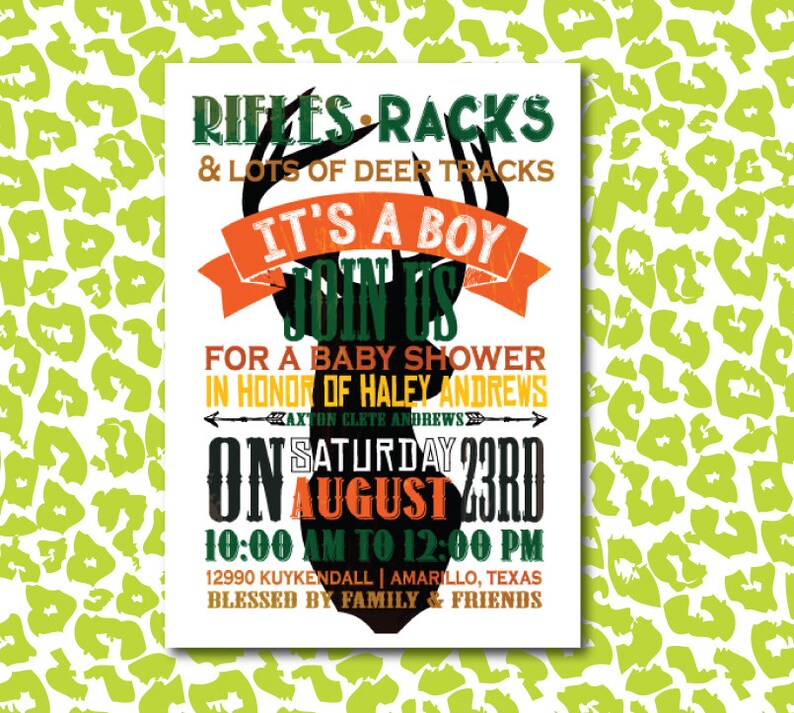 Pu&ograve; includere: Un invito per un baby shower con una silhouette di cervo e il testo "RIFLES RACKS & LOTS OF DEER TRACKS. IT'S A BOY. JOIN US." L'invito &egrave; per Haley Andrews, sabato 23 agosto, dalle 10:00 alle 12:00.