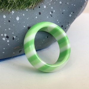 Sommer Ring Lucite Acryl Kunststoff Ring, Statement Ring, Grün Schichtring. Ring mit weißen Linien. Größe 8