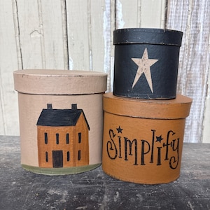 Puede incluir: Un letrero de madera hecho a mano con el texto "Welcome to our home" en un estilo manuscrito. El letrero está pintado de blanco con un acabado envejecido y un borde marrón oscuro. Diseñado para uso en interiores o exteriores.