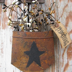 Primitive Black Star Rusty Tin Hanging Pocket with Pip Berries GCC3067