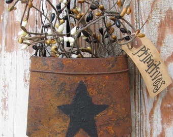 Primitive Black Star Rusty Tin Hanging Pocket with Pip Berries GCC3067