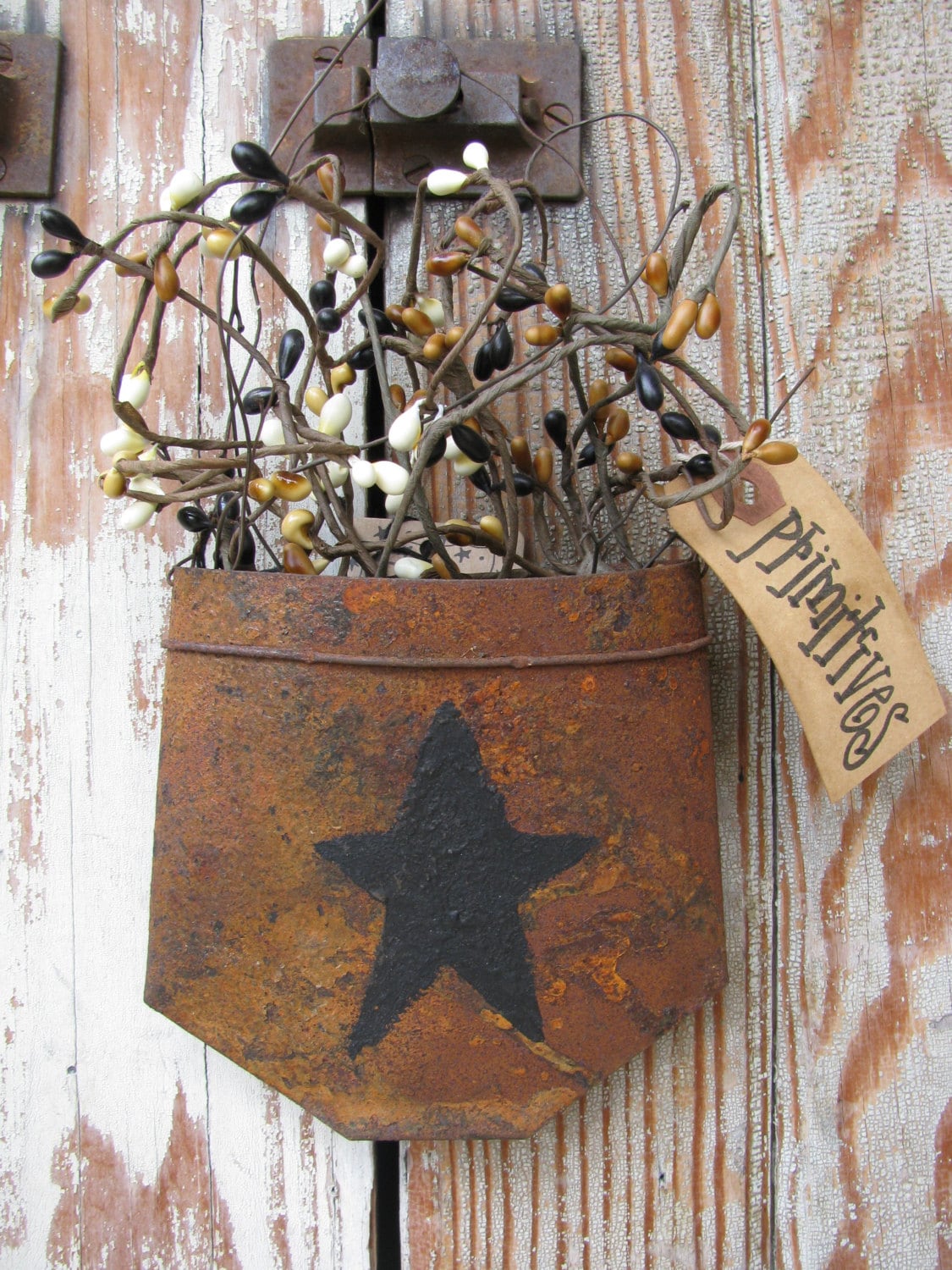 Primitive Black Star Rusty Tin Hanging Pocket With Pip Berries Gcc3067