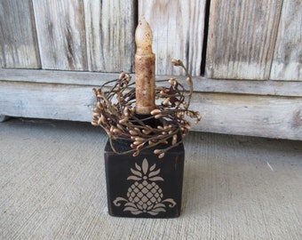 Primitive Colonial Pineapple Wooden Block Timer Light with Tea Stained Pip Berry Wreath GCC8835