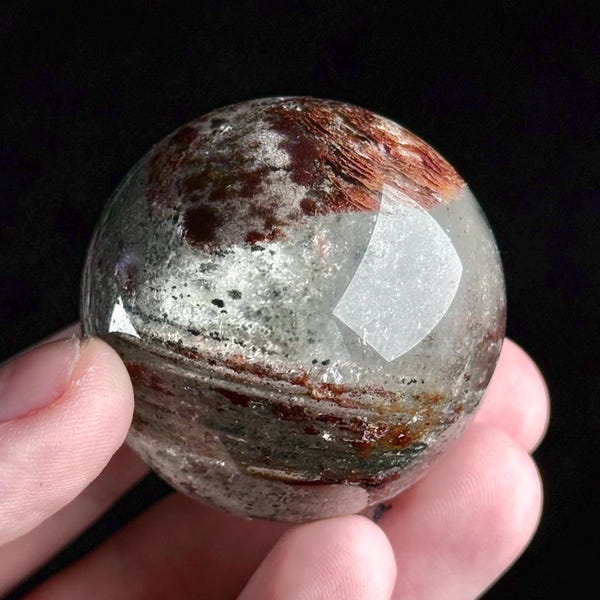 Esfera de cuarzo de jardín con inclusiones paisajísticas rojas y verdes (4 cm)