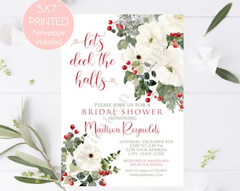 Può includere: Un invito stampato di 5x7 pollici per un addio al nubilato con il testo "let's deck the halls" in corsivo rosso. L'invito presenta fiori bianchi, fogliame verde e bacche rosse. Include il nome Madison Reynolds e i dettagli dell'evento.