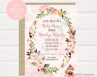 Könnte beinhalten: Eine rosa und weiße Babyparty-Einladung mit einem Blumenkranz und einer Feder. Die Einladung lautet "Bitte feiern Sie mit uns eine Babyparty zu Ehren von Madelyn Reynolds".
