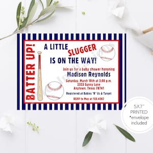 以下が含まれることがあります： 「Batter Up! A Little Slugger Is On The Way!」と書かれた青と白のストライプのベビーシャワー招待状。マディソン・レイノルズを称えるベビーシャワーにご参加ください。土曜日、3月10日午後2時。2323 Sunny Lane Anytown、テキサス州78741 Babies "R" Us & Target で登録済み。May まで RSVP を 123.4567 にご連絡ください。招待状には、野球のバットとボールが描かれています。