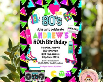 Peut inclure: Une invitation colorée sur fond noir, avec des graphismes sur le thème des années 80. Le texte indique "I love the 80's" et annonce le 50e anniversaire d'Andrew. Comprend une cassette, un patin à roulettes et d'autres icônes rétro. L'invitation comprend également la date, l'heure et le lieu.