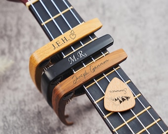 Cejilla de guitarra personalizada con grabado, regalo perfecto para guitarristas, cejilla de metal con veta de madera personalizada y juego de púas de madera para guitarras acústicas