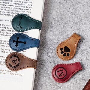 Magnetische leren bladwijzer met gegraveerde naam of initialen, handgemaakte boekaccessoires voor lezer, perfect cadeau voor afstuderen of verjaardag