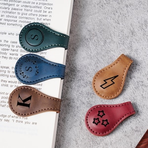 Aangepaste magnetische boekenlegger met initialen, gepersonaliseerde leren bladwijzer, boekaccessoires cadeau voor hem of haar, ideaal voor lezers