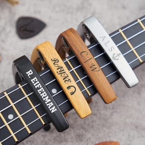 Monogrammed Guitar Capo & Pick Set, Custom Engraved Wood Grain Metal Capo, Stylish Guitar Accessory, Perfect Father&#39;s Day Gift for Musicians
