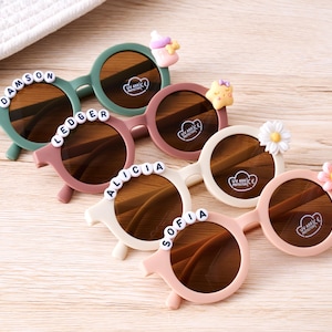 Custom Flower Baby Sunglasses with Name – Retro Style Toddler Shades, UV400 Protection & Optional Daisy Charms, Perfect for Gifts | Parties