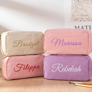 Elegante gestickte Make-up-Tasche mit benutzerdefiniertem Text, perfekte Braut Hochzeit Gefälligkeiten für Gäste, strapazierfähige Cord Reisekosmetik Aufbewahrungstasche