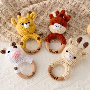 Personalisierte Tier häkeln Rassel, kundenspezifische hölzerne Babyrassel, gravierte Rasselring-Spielzeug mit Namen für Neugeborene, handgemachtes Babypartygeschenk