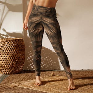 Könnte beinhalten: Braune und schwarze Leggings mit hohem Bund und Holzmaserung.
