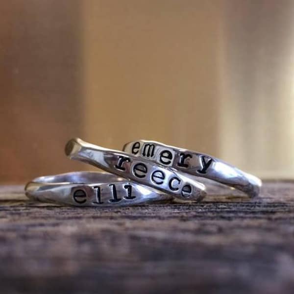 Anillo con nombre, fecha o palabra apilable personalizado con los nombres de su hijo, perfecto para el día de la madre en plata de ley, anillo con nombre de mamá con forma orgánica