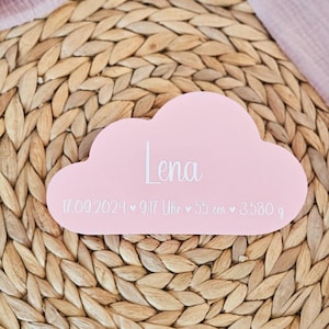 Könnte beinhalten: Ein rosa, wolkenförmiges Holzschild mit dem Namen "Lena" und dem Datum "17.09.2024" sowie der Uhrzeit "9:17 Uhr", der Länge "55 cm" und dem Gewicht "3.580 g" in weißer Schrift.