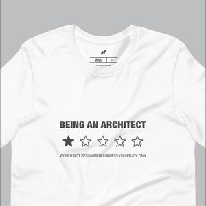 Puede incluir: Camiseta blanca con el texto "BEING AN ARCHITECT" y una calificación de una estrella. El texto debajo de la calificación dice "WOULD NOT RECOMMEND UNLESS YOU ENJOY PAIN."