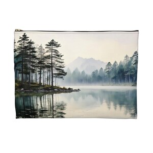 Borsa per il trucco Watercolor Misty Morning Lake - Alberi ispirati alla natura e riflessi sulle montagne / Perfetta per viaggi, bellezza o come regalo