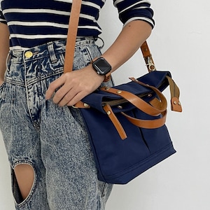 Fourre-tout personnalisé en toile cirée avec fermeture éclair avec lanière en cuir, sac bandoulière plié, cadeau personnalisé, sac pour femme, cadeau pour elle