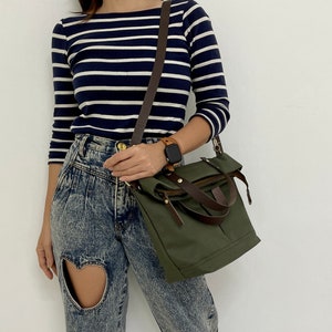 Sac bandoulière plié personnalisé en toile cirée avec fermeture éclair avec bandoulière en cuir, sac fourre-tout à double bandoulière, sac à bandoulière, cadeau personnalisé, sac unisexe