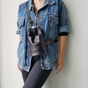 Mini sac seau poitrine en cuir véritable, sac à rabat, sac poitrine unisexe, sac bandoulière, sac en cuir, sac seau tonneau, petit sac