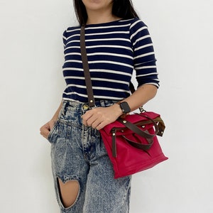Fourre-tout personnalisé en toile cirée avec fermeture éclair avec lanière en cuir, sac bandoulière plié, cadeau personnalisé, sac pour femme, cadeau pour elle