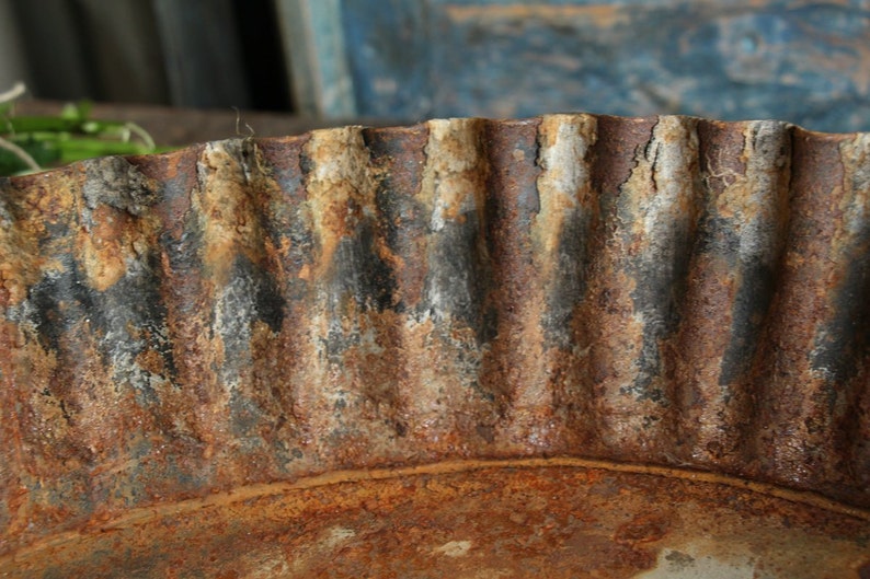 A 129: antique french bakery rusty BAKING PAN perfect for your vintage decoration style image 4