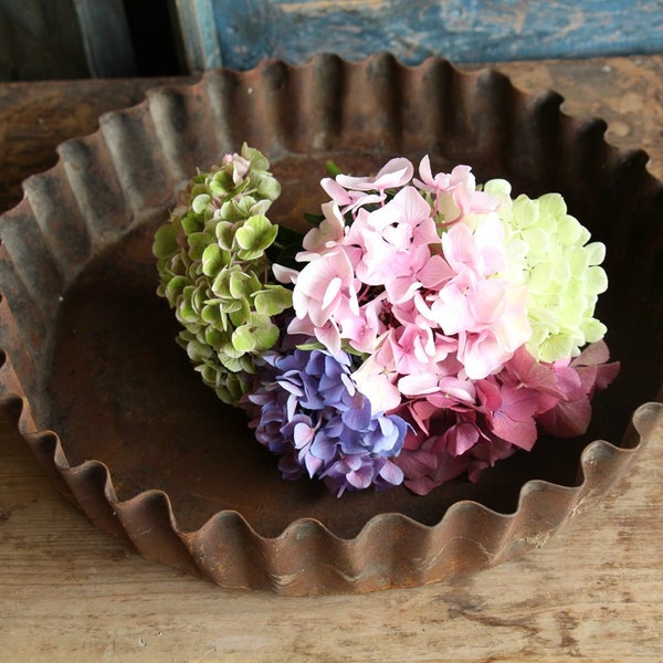 Nr. A130: antique french bakery; rusty BAKING PAN  perfect for your vintage decoration style