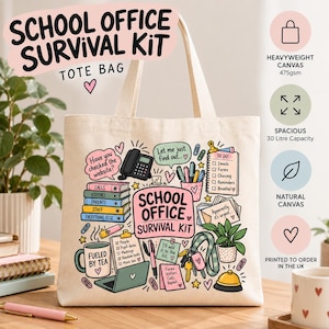 Op de afbeelding: Een natuurlijke canvas tas met een kleurrijke grafische print met het opschrift School Office Survival Kit. Het ontwerp bevat illustraties van een telefoon, gestapelde boeken, een takenlijst, een laptop, een mok, een plant en een bel.
