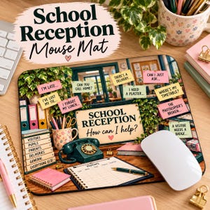 Peut inclure: Un tapis de souris rectangulaire illustrant un bureau de réception d'école avec un téléphone rotatif vert, un registre de visiteurs, un stylo et des notes adhésives portant les textes I'm late, Can you call home, I forgot my lunch, There's a delivery, Can I just ask, I need a plaster, Where's my timetable, The photocopier's broken et A visitor needs a badge.