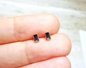 Pendientes rectangulares negros con barra pequeña