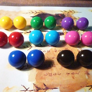 Puede incluir: Un conjunto de 10 pares de pendientes redondos de colores. Los pendientes están hechos de plástico y vienen en una variedad de colores, incluyendo rojo, amarillo, azul, verde, rosa, morado y negro.