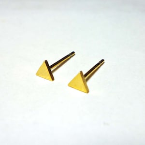 Clous d&#39;oreilles triangle dorés, boucles d&#39;oreilles délicates