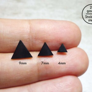 Puede incluir: Tres pendientes de tri&aacute;ngulo negro en diferentes tama&ntilde;os: 9 mm, 7 mm y 4 mm. Los pendientes est&aacute;n hechos de acero inoxidable y son de calibre 20.
