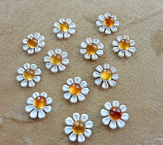Items similar to 12 vintage plastic daisy flower bead sets, approx. 13mm, white, yellow on Etsy