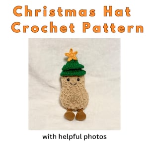 以下が含まれることがあります： 笑顔のピーナッツ型の体を持つ、かぎ針編みのクリスマスツリーハットパターン。帽子は緑色で、上部に黄色の星が付いています。「Christmas Hat Crochet Pattern」というテキストが画像の上に表示され、その下に「with helpful photos」という言葉が表示されています。