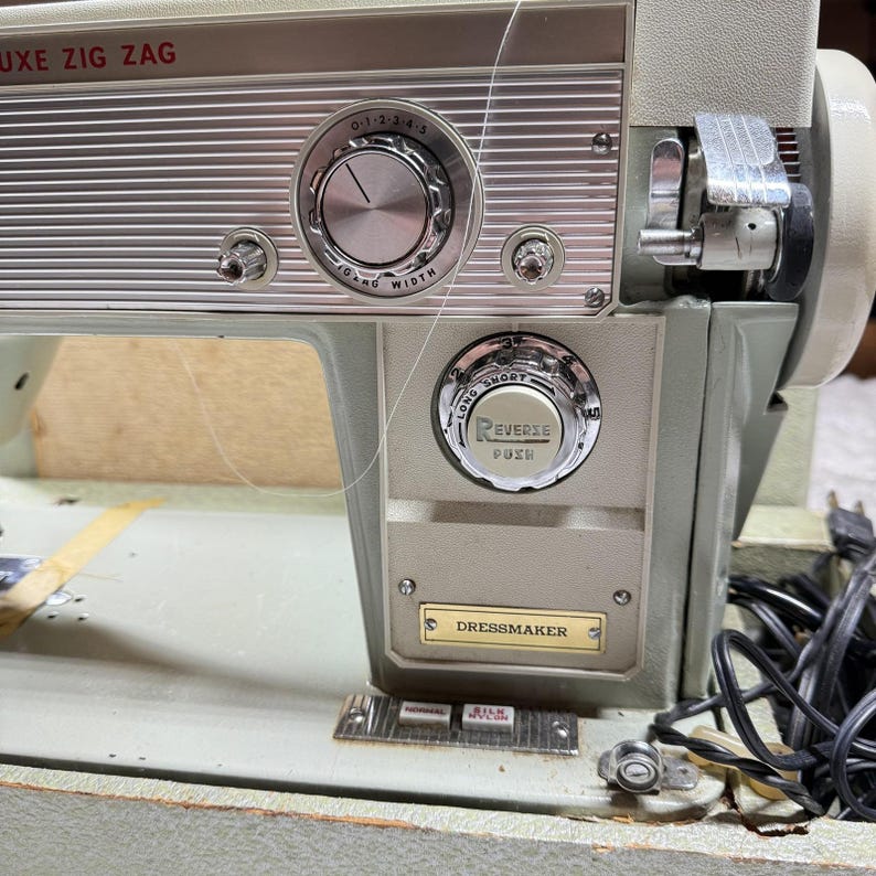 VTG Dressmaker 7100 Sewing Machine Japan De Luxe Zig Zag Case Pedal ...
