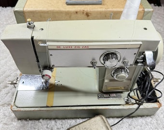 VTG Dressmaker 7100 Nähmaschine Japan De Luxe Zig Zag Case Pedal Arbeit 50'er Jahre