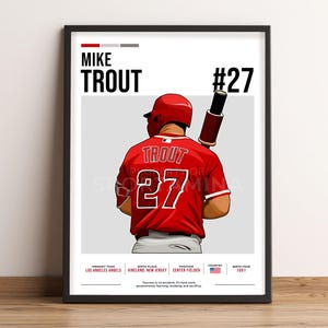 Könnte beinhalten: Eine digitale Illustration des Baseballspielers Mike Trout, der ein rotes Trikot mit der Nummer 27 auf dem Rücken trägt. Die Illustration ist vor einem grauen Hintergrund mit weißem Text platziert, der "Mike Trout #27" und "Los Angeles Angels, Vineland, New Jersey, Center Fielder, 1991" lautet.