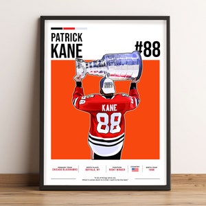 Op de afbeelding: Een digitale illustratie van Patrick Kane, een professionele ijshockeyer, die de Stanley Cup-trofee omhoog houdt. Hij draagt ​​een rood-zwart hockeytrui met nummer 88 op de rug. De achtergrond is oranje. De tekst "Patrick Kane #88" staat bovenaan de afbeelding. De tekst "Chicago Blackhawks" staat onderaan de afbeelding.