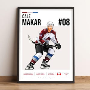 Puede incluir: Una ilustración digital de Cale Makar, un jugador de hockey de la Avalanche de Colorado. Lleva una camiseta blanca y granate con el número 8 en la parte delantera. Está sujetando un palo de hockey y patina sobre el hielo. El texto "Cale Makar #08" está en la parte superior de la imagen. El texto "Colorado Avalanche" está en la parte inferior de la imagen.
