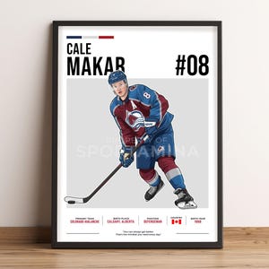 Könnte beinhalten: Ein gerahmtes Sportposter mit einer Illustration des Eishockeyspielers Cale Makar im Trikot der Colorado Avalanche mit der Nummer 08. Der Druck enthält Textangaben zu seinem Team, Geburtsort, seiner Position, seinem Land und Geburtsjahr.