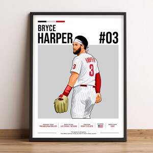 Könnte beinhalten: Eine digitale Illustration des Baseballspielers Bryce Harper, der eine weiße und rote Uniform der Philadelphia Phillies mit der Nummer 3 auf der Vorder- und Rückseite trägt. Der Hintergrund ist grau mit dem Text "BRYCE HARPER #03" oben und "PRIMARY TEAM PHILADELPHIA PHILLIES", "BIRTH PLACE LAS VEGAS, NEVADA", "POSITION RIGHT FIELDER", "COUNTRY", "BIRTH YEAR 1992" unten. Das Zitat "The game is the game. The effort and the work you put in, that's what counts." ist ebenfalls enthalten.