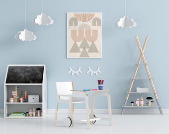 Könnte beinhalten: Ein hellblaues Kinderzimmer mit einem weißen Bücherregal, einem weißen Schreibtisch und Stuhl, einem Holz-Tipi-Regal und einem gerahmten geometrischen Druck mit Pfirsich- und braunen Linien.