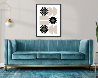 Könnte beinhalten: Ein türkisfarbenes Samtsofa mit goldenen Beinen steht vor einer weißen Wand mit einem schwarzen gerahmten Druck von abstrakten geometrischen Formen in Schwarz, Weiß und Braun.
